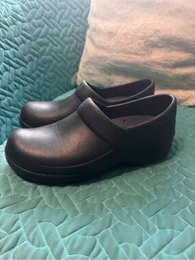 LUC Crocs clogs sz women 8 Slip-On Comfort Clog